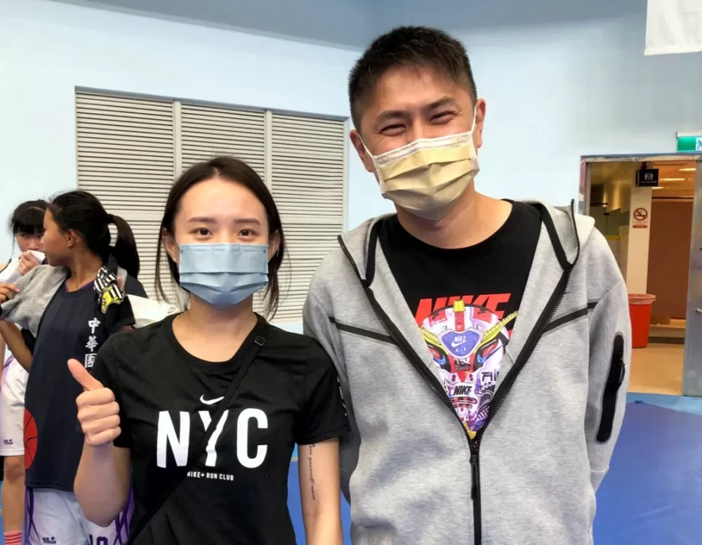 游宸翔與中華國中女籃隨隊教師前HBL北市陽明後衛鄭亦軒合作愉快。 