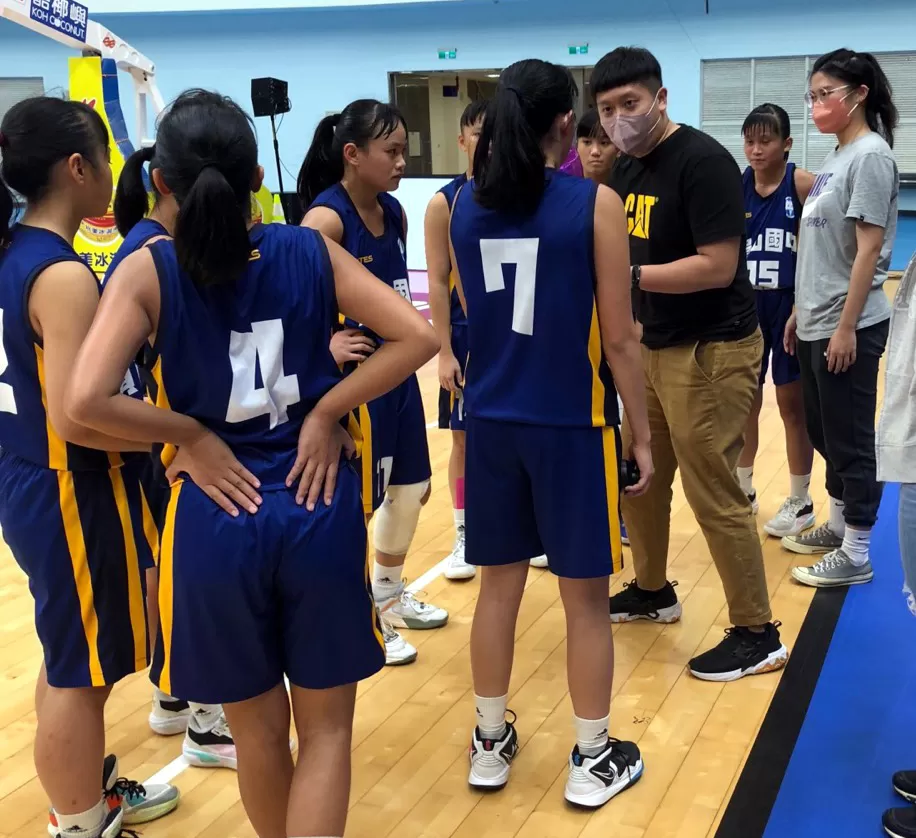 游宸翔的前東家，員山國中新教練游子毅面授機宜。