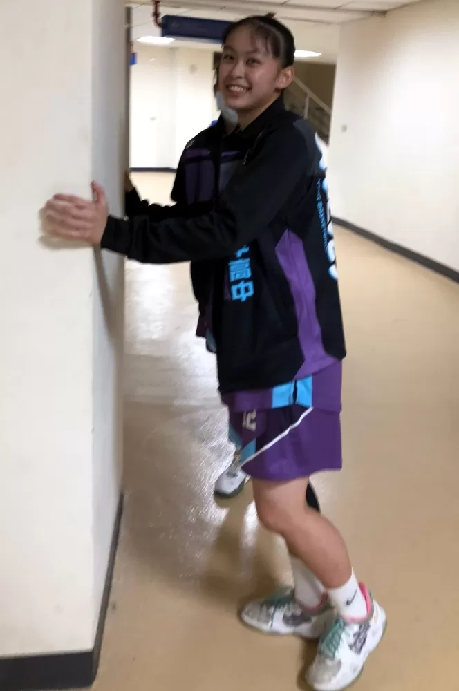 永平黃睿昱（左）腿傷肌力測試。