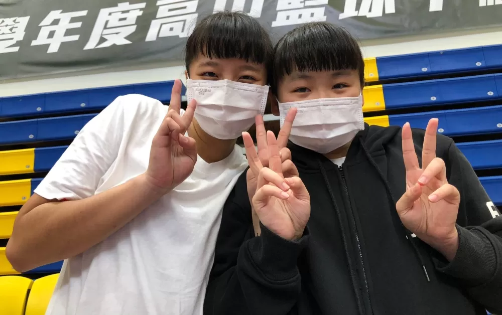 大誠唯二高三學姊康琇筑（左）10分、11籃板「雙十」、朱苡菱13分。