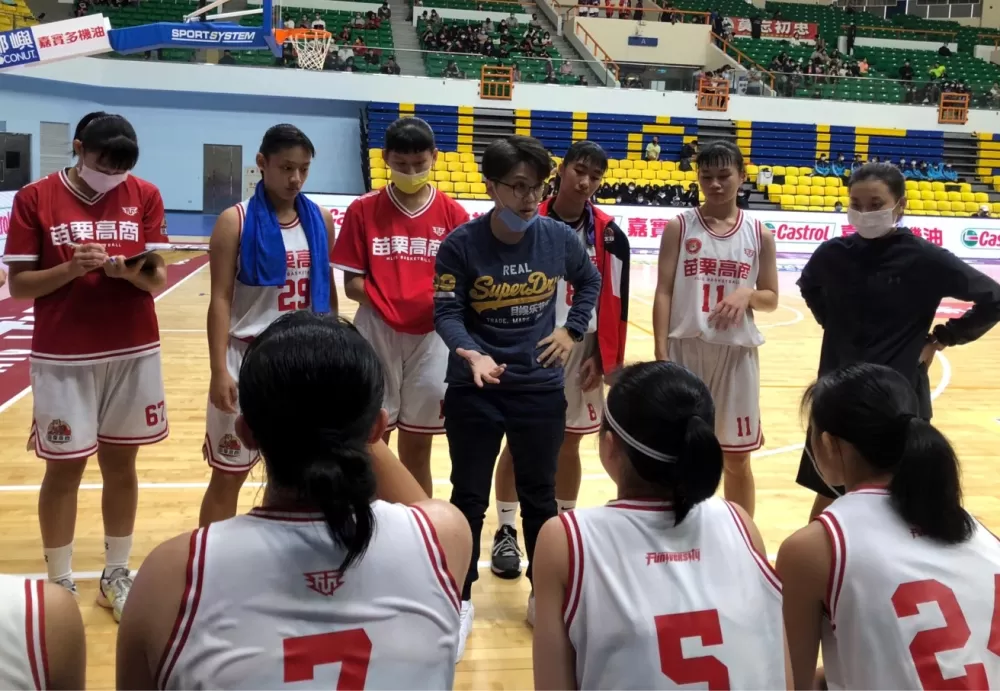 苗商教練周辰芳面授機宜。