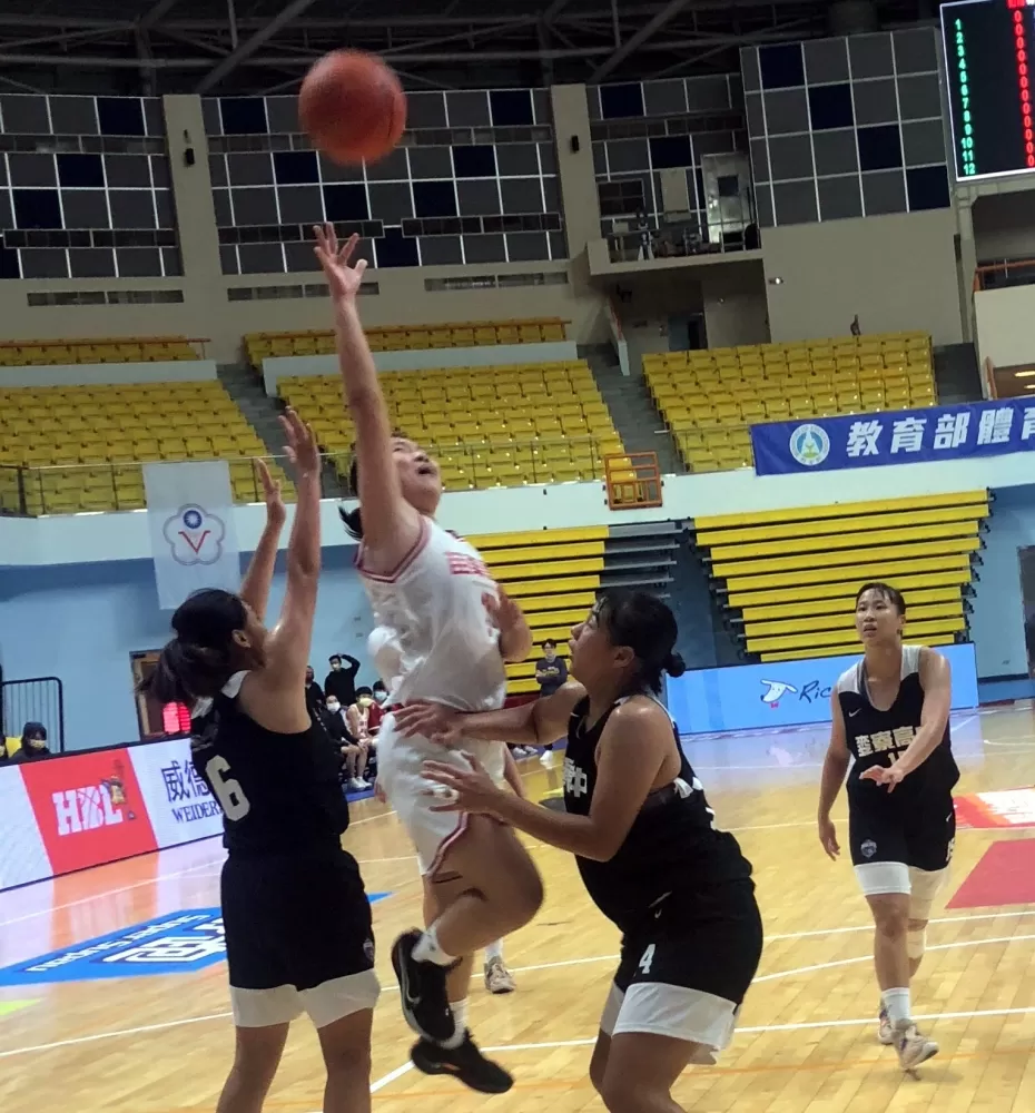 苗商羅筱晴突破包夾切入挑籃。