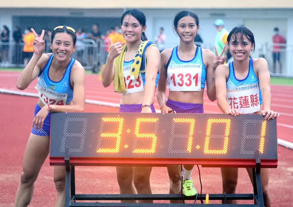 女子400公尺接力,花蓮縣劉立琳(右起)/張博雅/胡君微/謝喜恩兩破大會。林嘉欣/攝影。