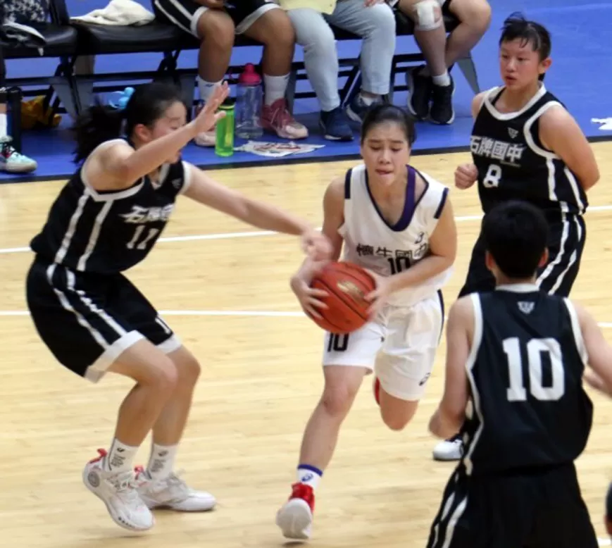 懷生國三「一姊」主控陳姿宸突破三人包夾運球推進。