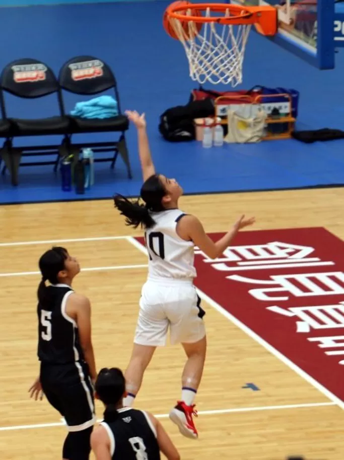 懷生「一姊」主控陳姿宸突破防線後切入左手鉤射。