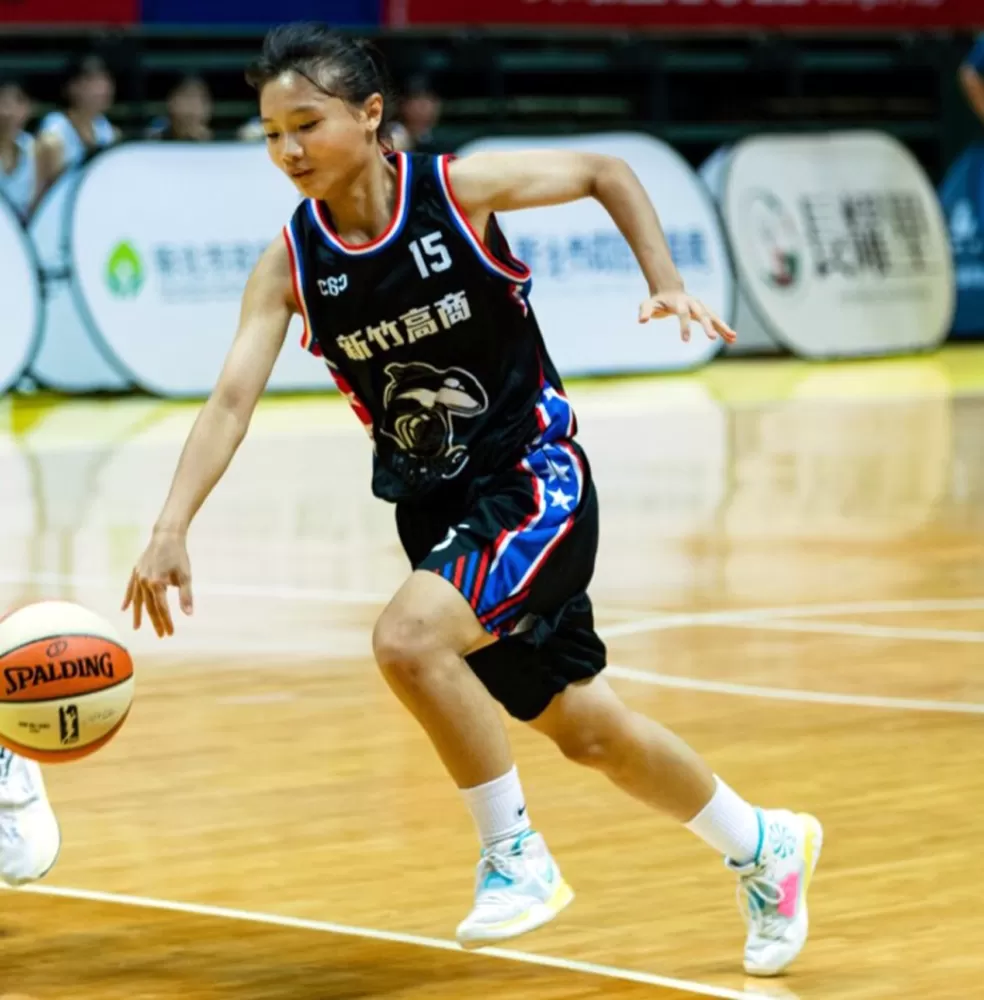 竹商廖妤涵3記三分球挹注19分、7籃板、4助攻。