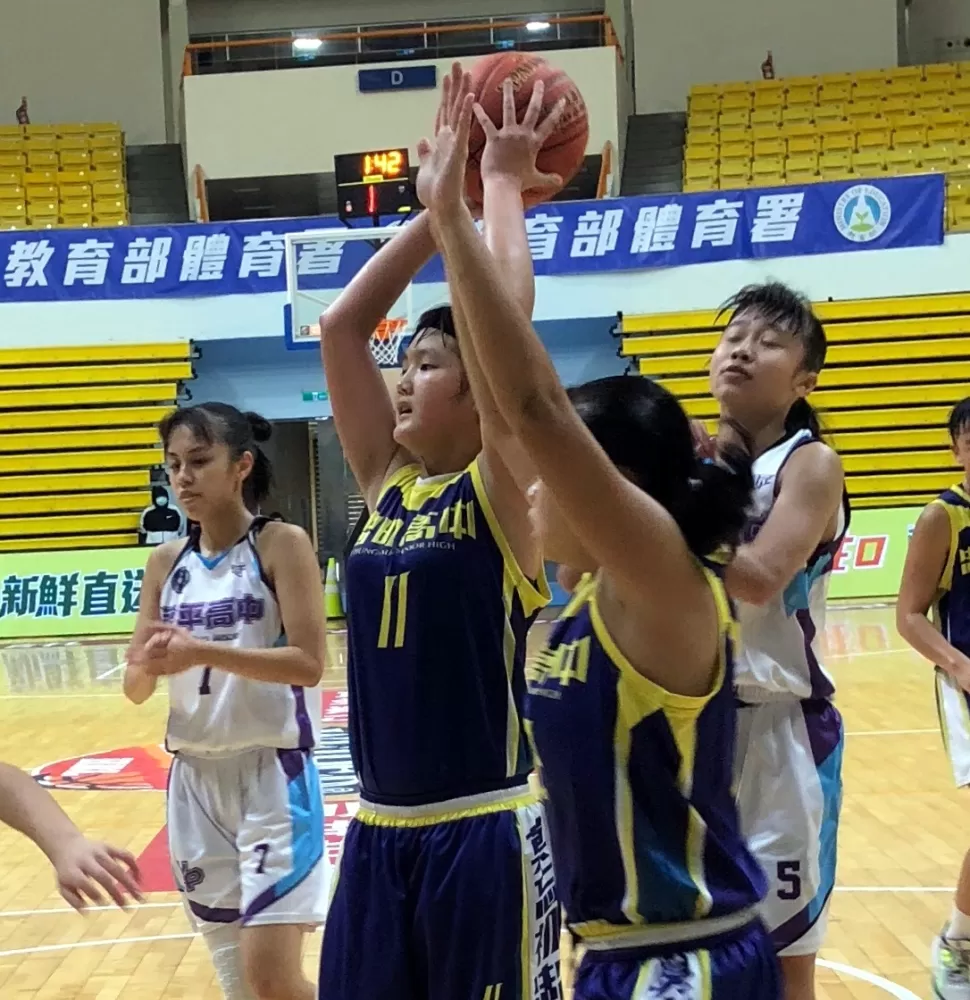 忠明高一菜鳥中鋒鍾芮涵禁區大殺。