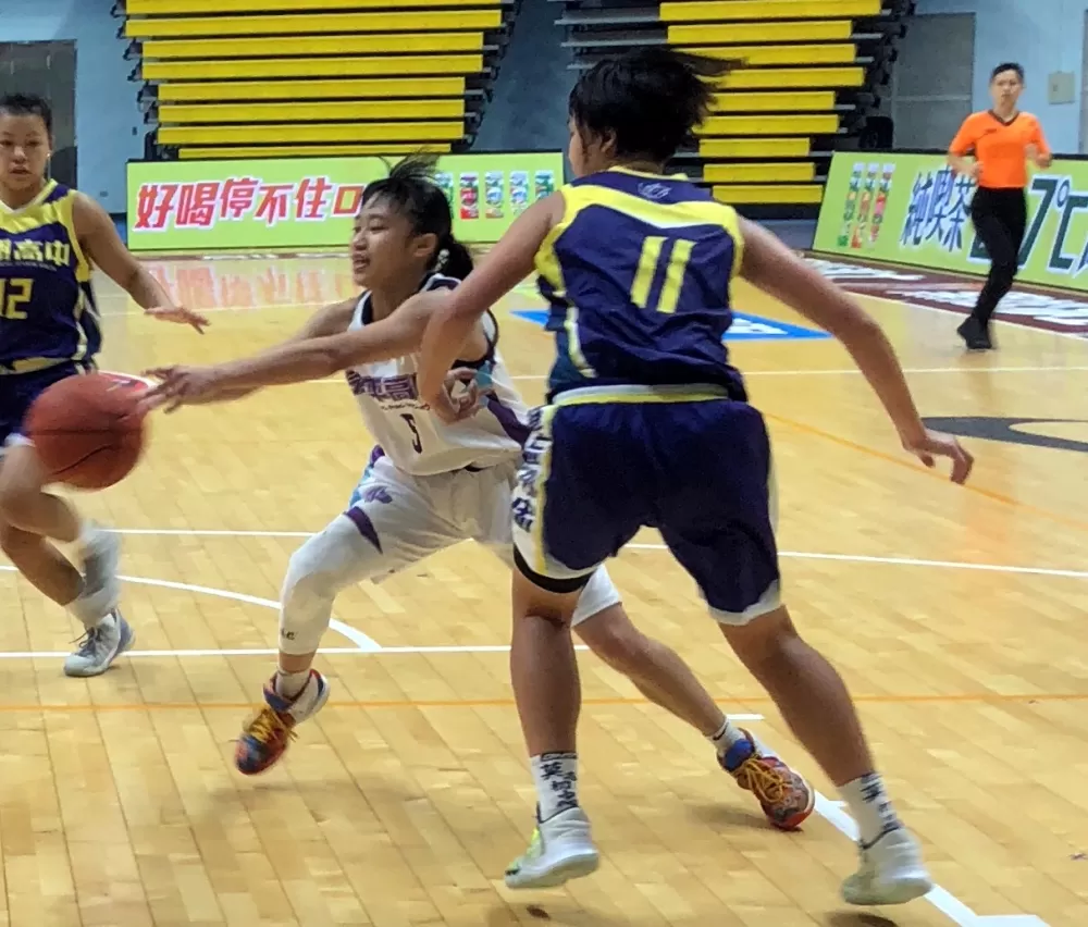 貢獻17分的永平後衛李玟萱運球突破。