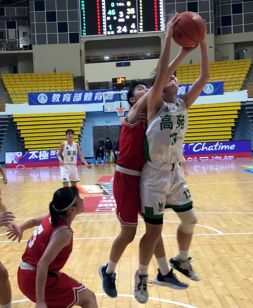 高苑許庭瑜（右）禁區強攻，苗商球員貼著守她。