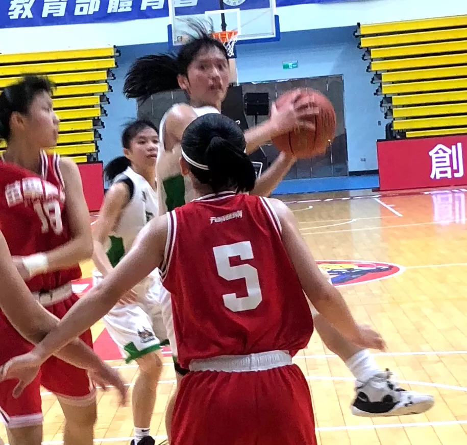 高苑突破苗商防線切入進攻。