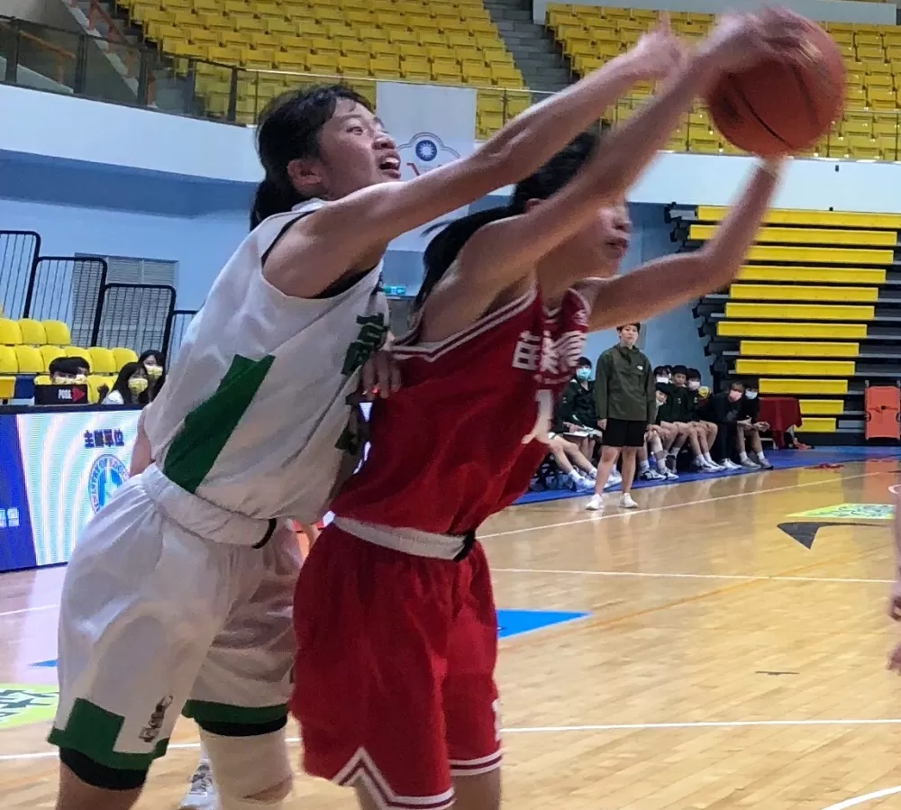 苗商、高苑攻防互不讓。