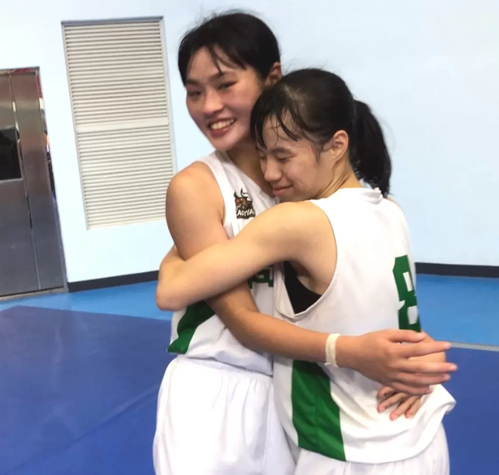 高苑OT勝苗商，飆8外線34分的姚亭亘（右）與12分、13籃板「雙十」的劉妤琳互擁。