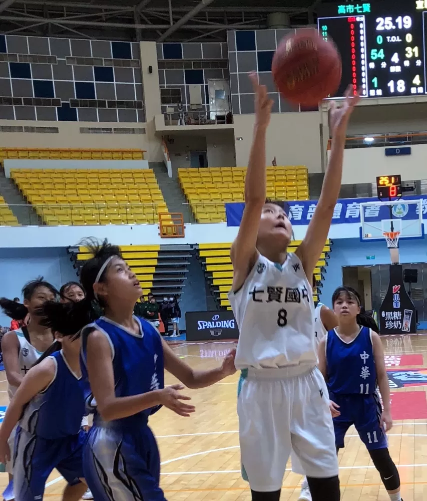 七賢馬璿甯籃下強攻。