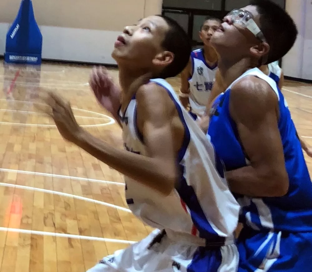 七賢、四育籃下貼身攻防。