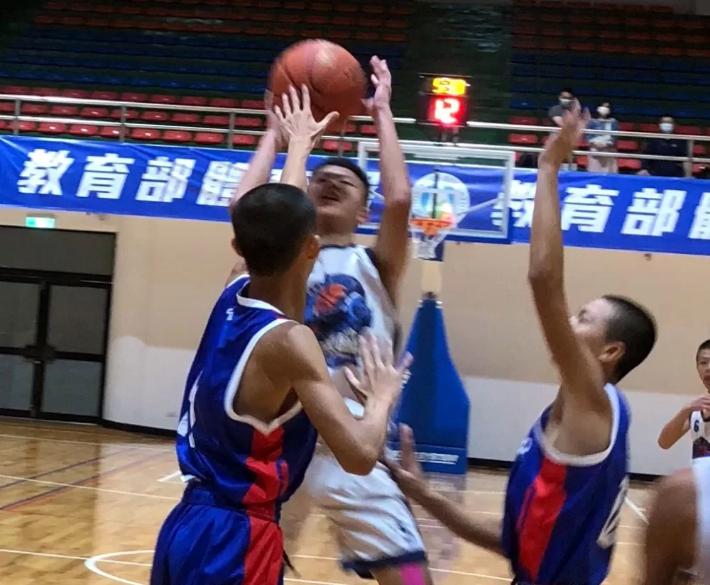 光榮、七賢爭D組第一。