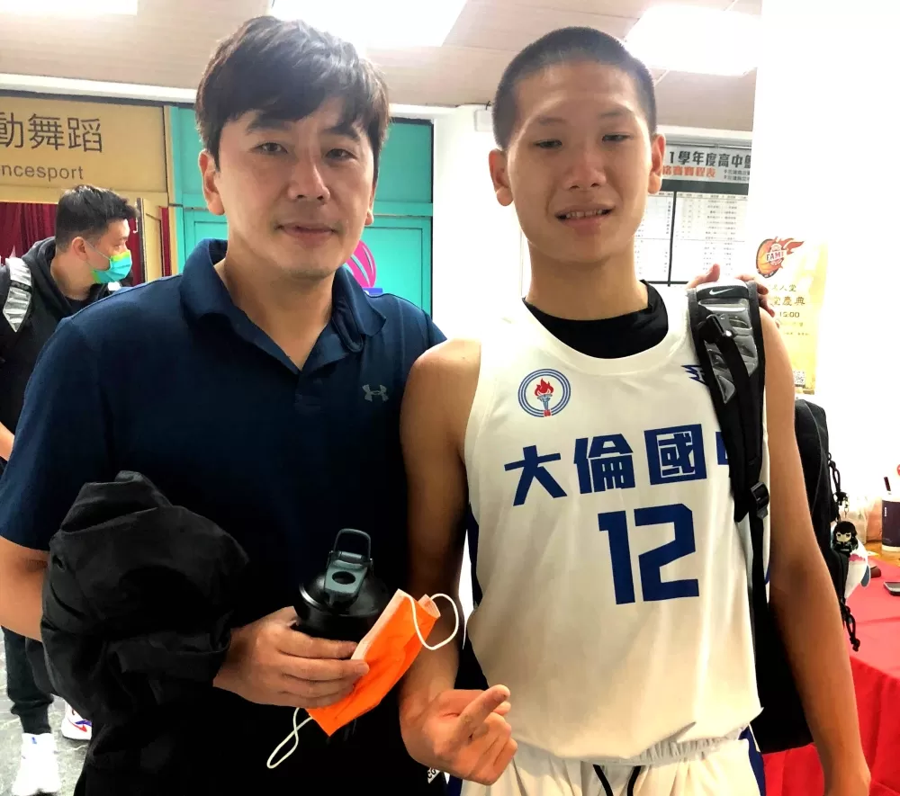 第二年掌兵符的大倫教練謝念祖與「一哥」賴炫嘉。