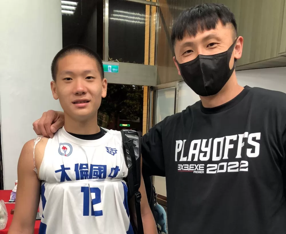 國小教練張學坤兼程花蓮探班加持，大倫「一哥」賴炫嘉率隊拚外卡。