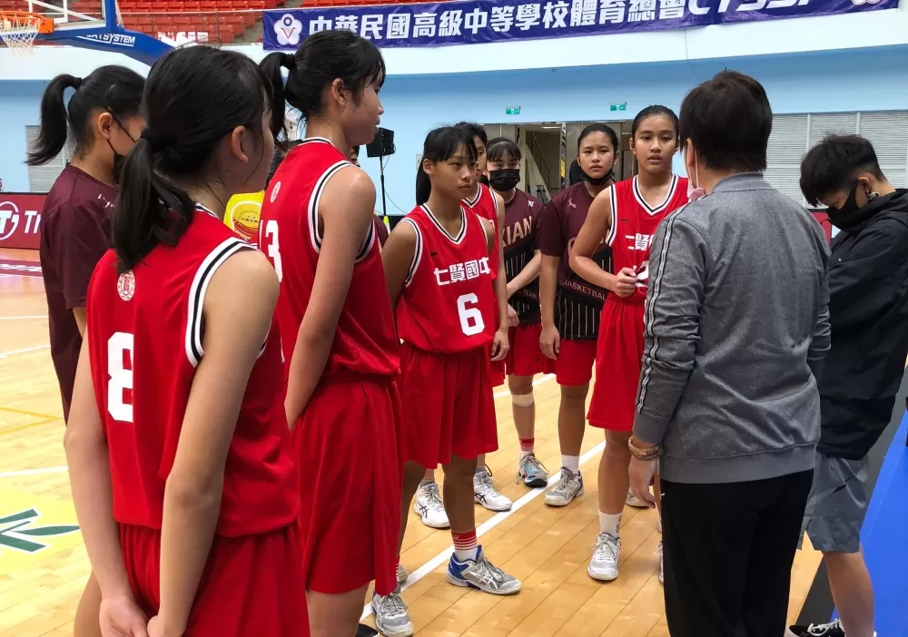 七賢教練唐敏華面授機宜。 