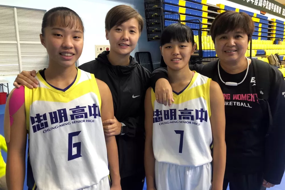 忠明教練柳內惠茹與高三「雙一姊」廖品涵、陳美秀及麻吉助教張婷翔（右）。