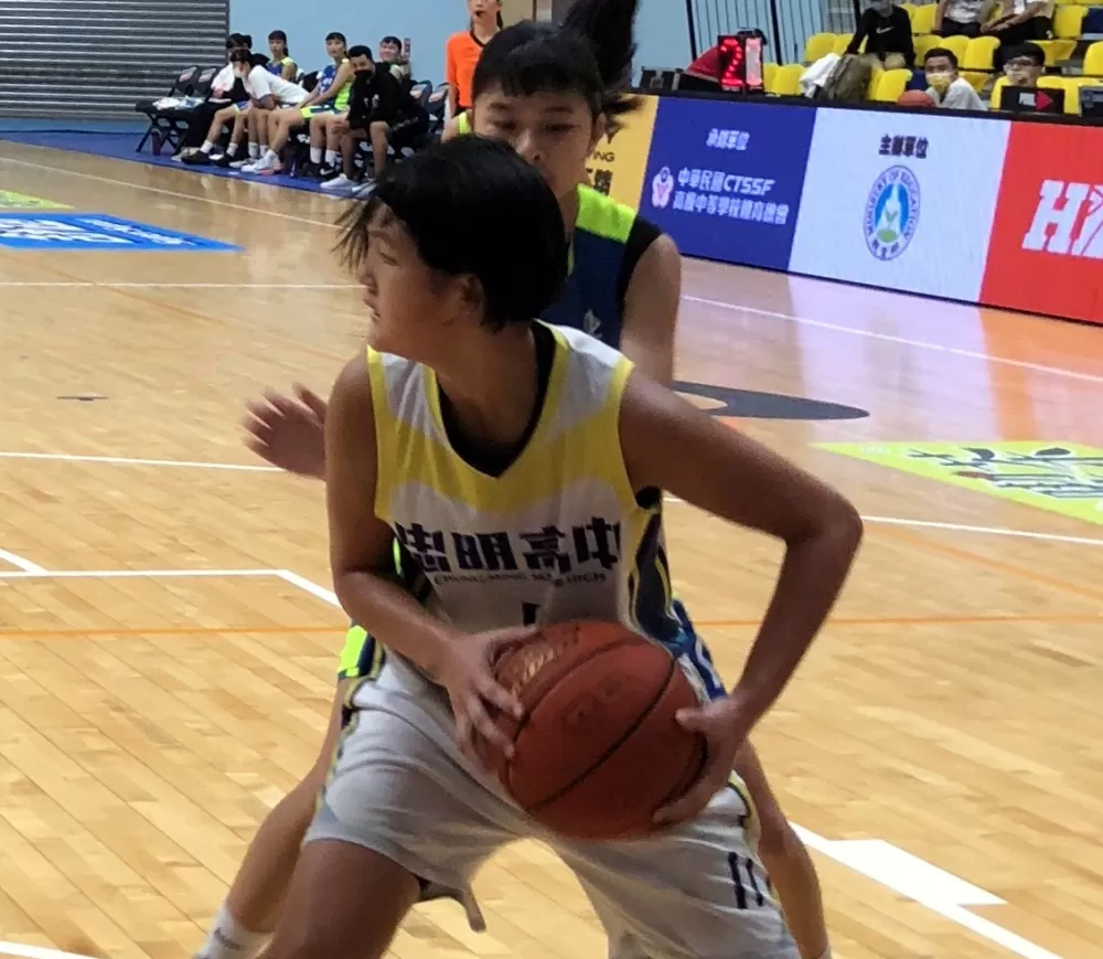 忠明高一菜鳥中鋒鍾芮涵11分、13籃板「雙十」。