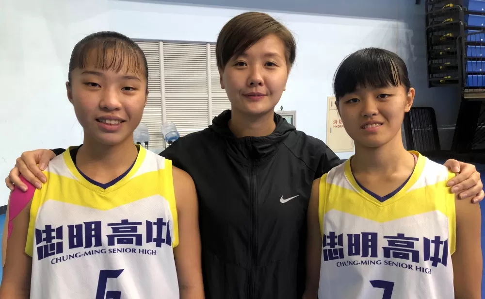 忠明教練柳內惠茹與唯二高三「雙一姊」廖品涵（左）、陳美秀。