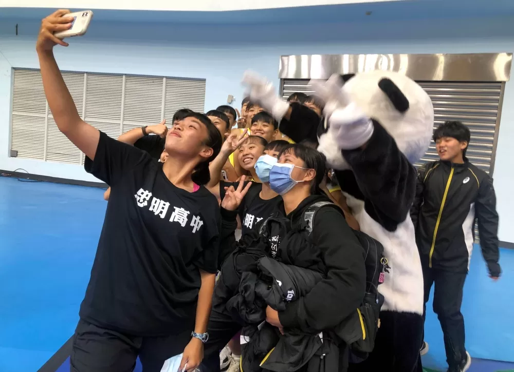 忠明晉級後搞自拍。