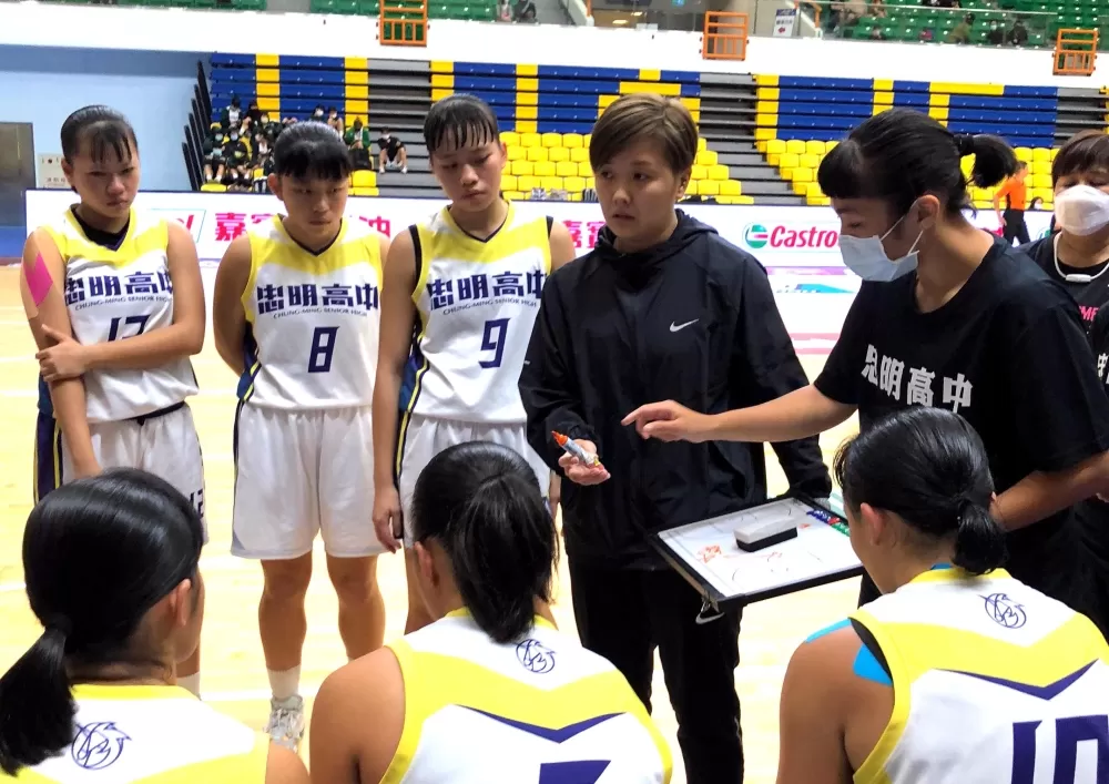 忠明教練柳內惠茹面授機宜。