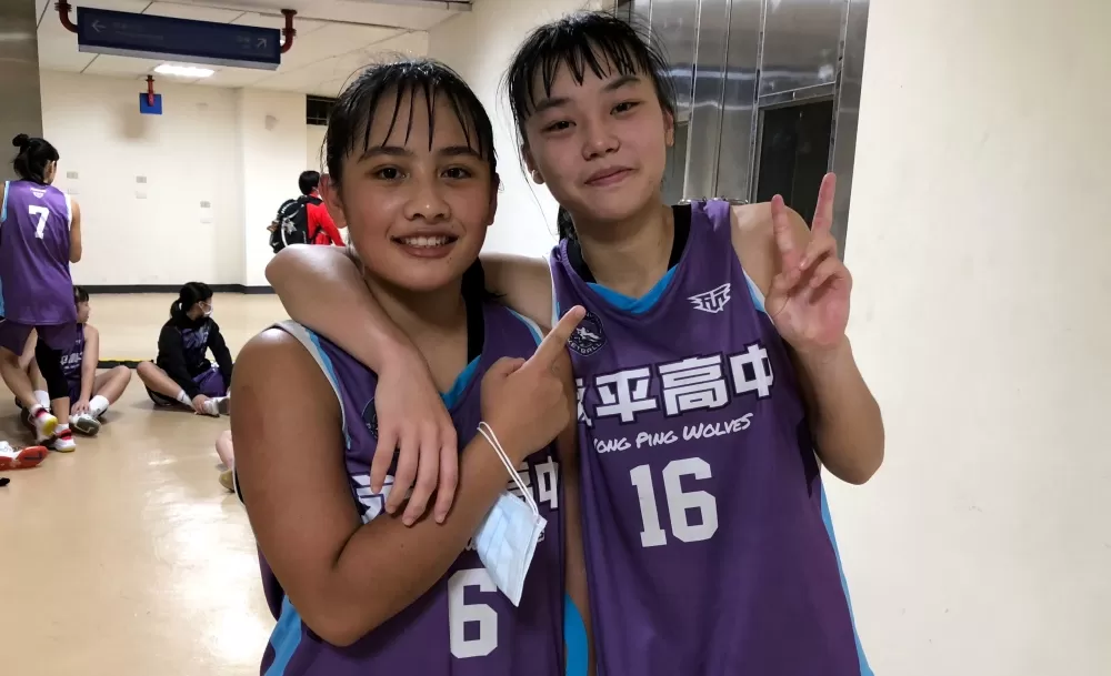 湯沛晨（右）拿15分、8籃板力克苗商後與麻吉後衛翁婕怡合體。