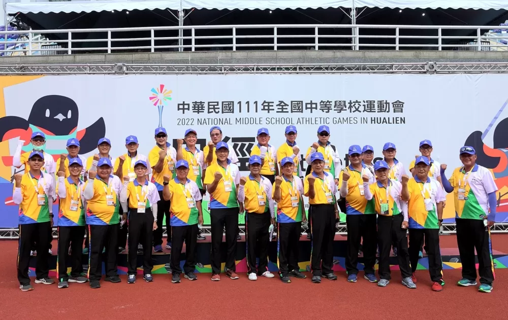 今年花蓮全中運田徑賽裁判合照，意外成陳楙樟生前最後一張大合影。黃億達／攝影。