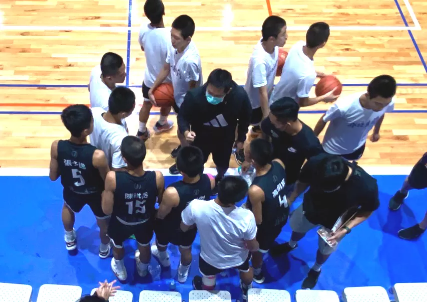 暫停時間永和主力、板凳相互鼓舞打氣。