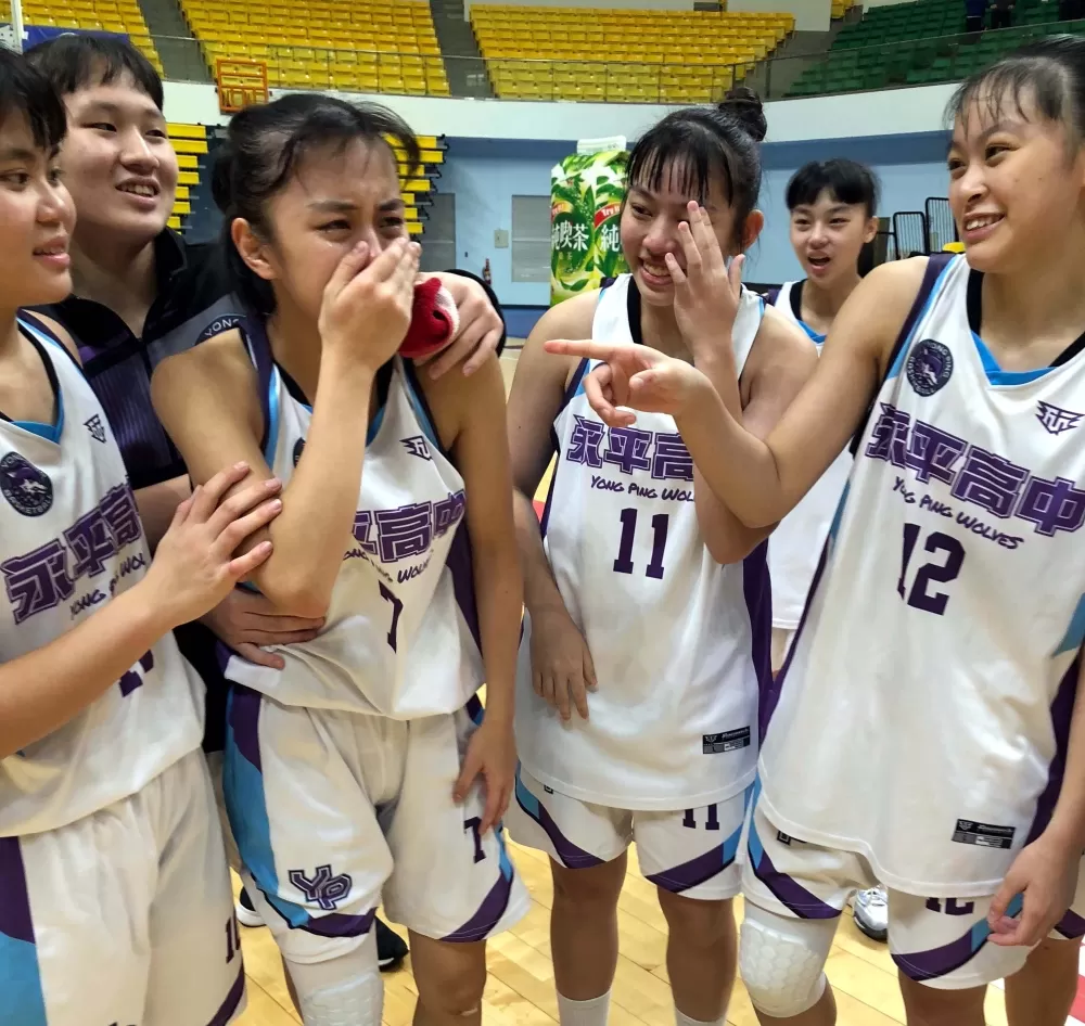 隊友李玟萱絕殺，回傳給她的黃以恬喜極而泣。