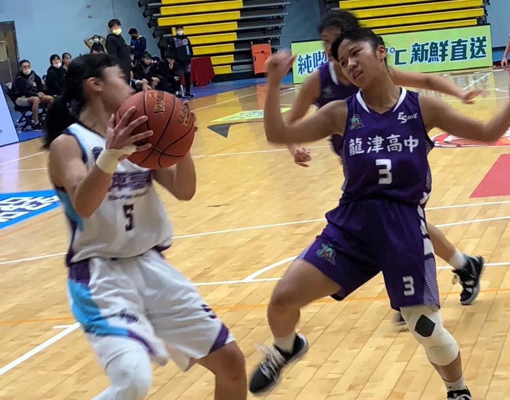 永平李玟萱（左）持球伺機過人。