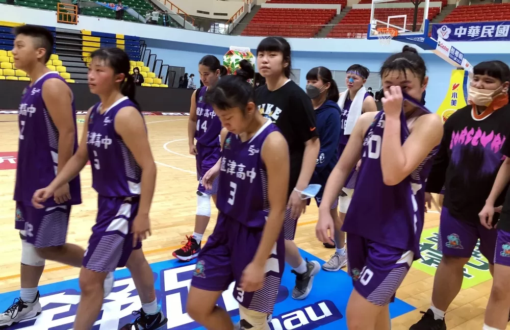 被永平壓哨絕殺，龍津煮熟鴨子飛掉難以接受輕泣離場。