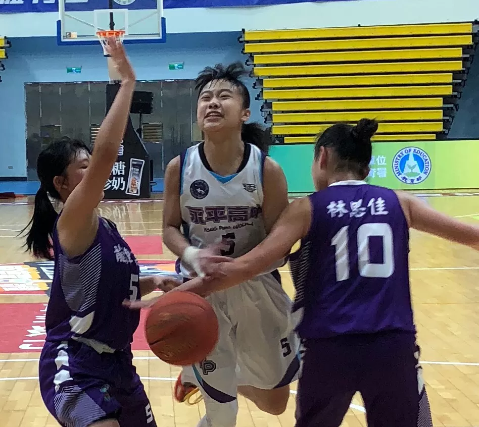 永平李玟萱（中）最後1.35秒發邊球壓哨絕殺龍津。