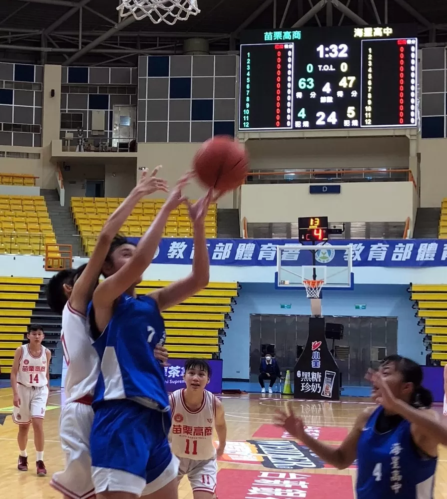 苗商、海星禁區貼身攻防。