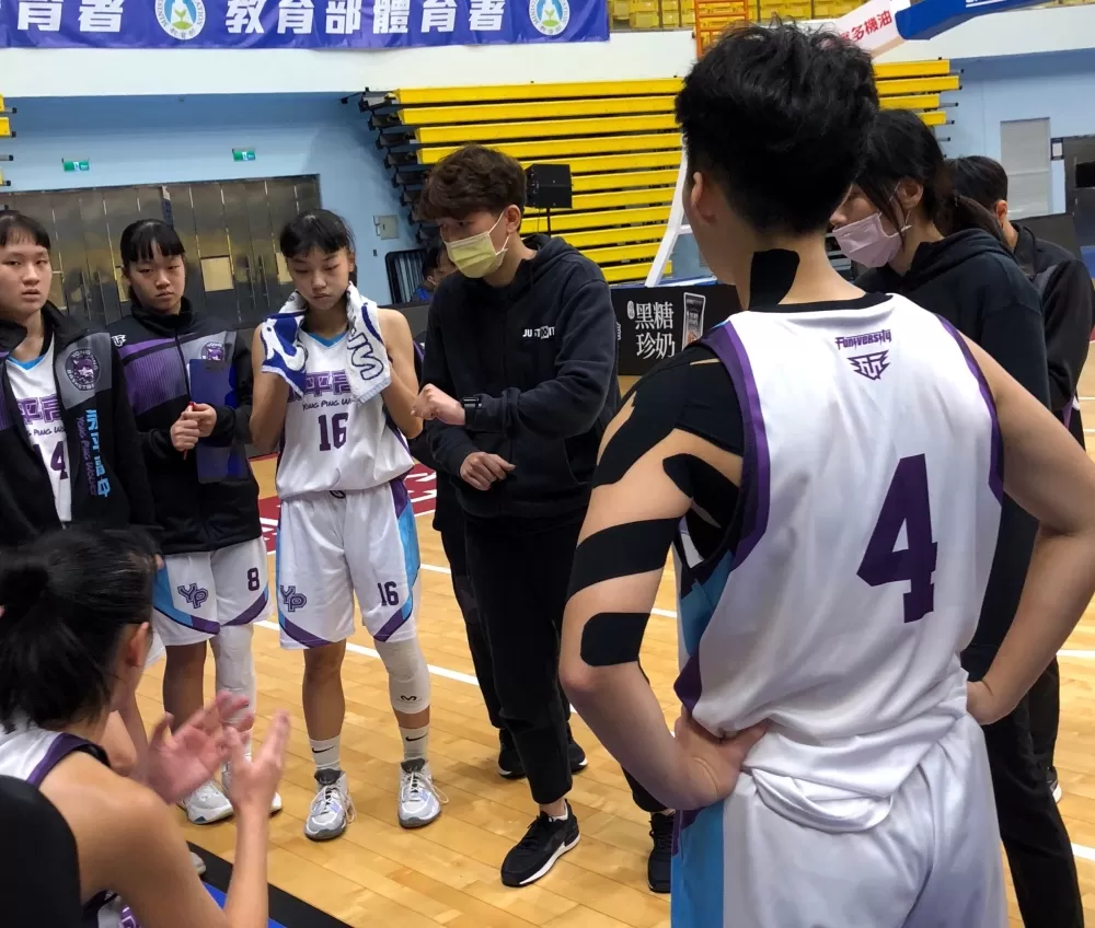 永平教練陳佩欣面授機宜。