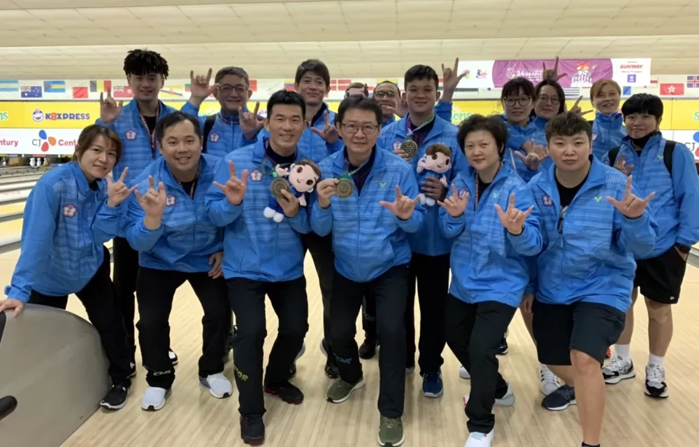 林呈恩(前排左3)、謝盛福(前排左4)、陳建豪(後排右5)聯手拿下聽奧保齡球男子三人賽銅牌。