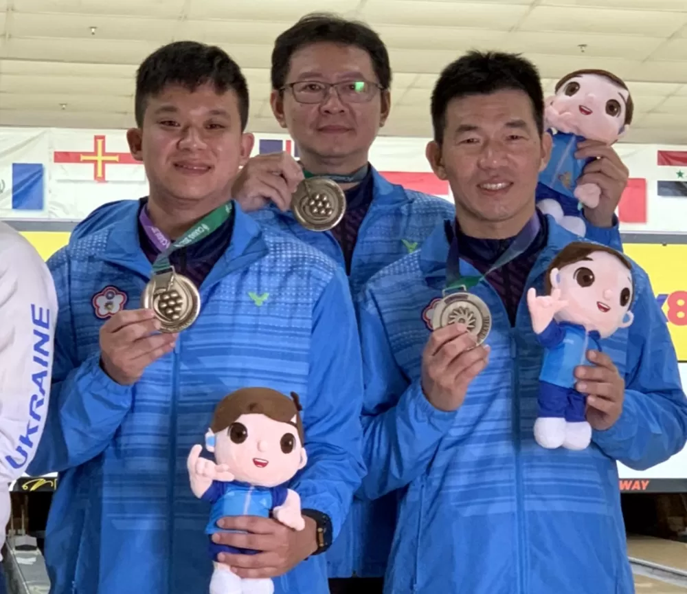 陳建豪、謝盛福、林呈恩{由左至右}聯手拿下聽奧保齡球男子三人賽銅牌。