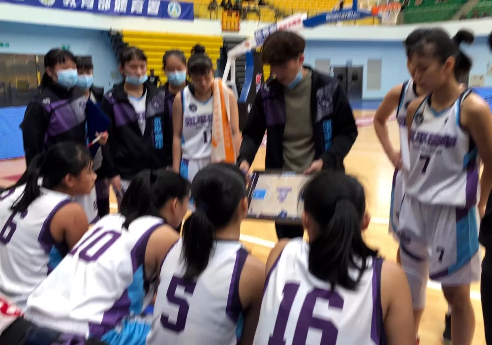 永平教練陳佩欣面授機宜。