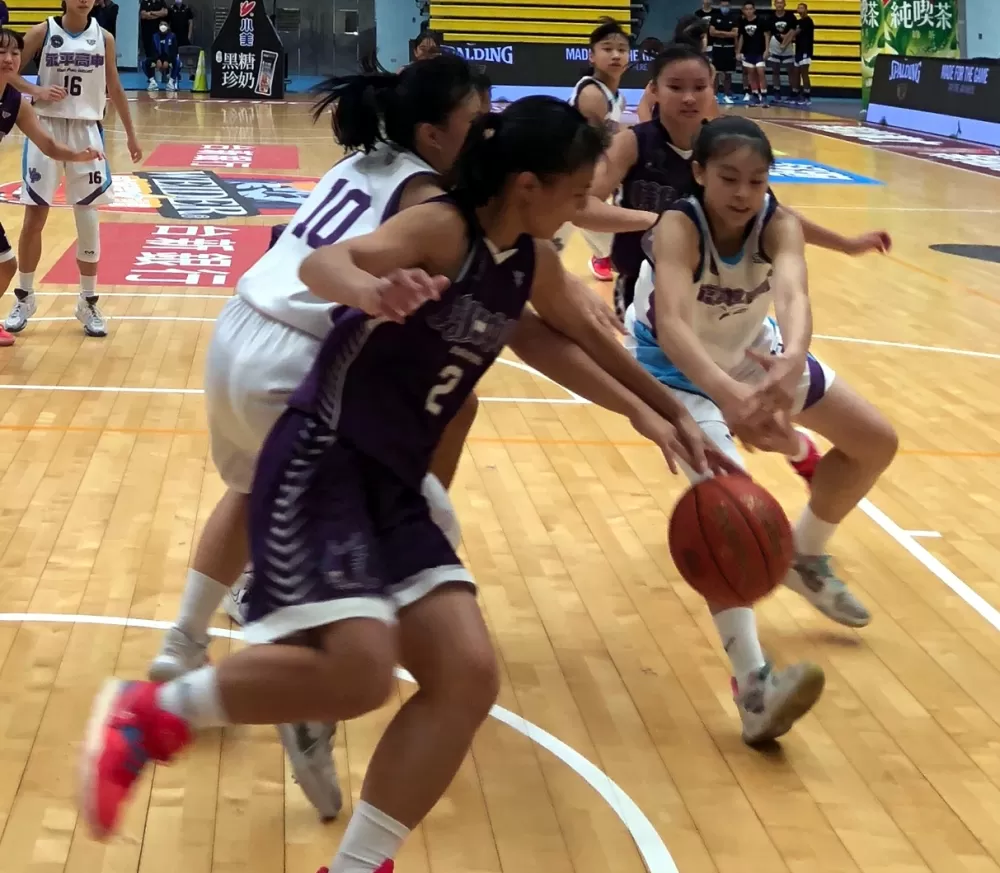 永平、輔仁攻守激烈。