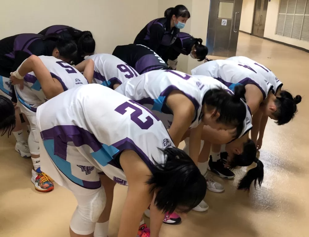 2敗後5連勝末班晉級，永平球員向教練陳佩欣致謝。