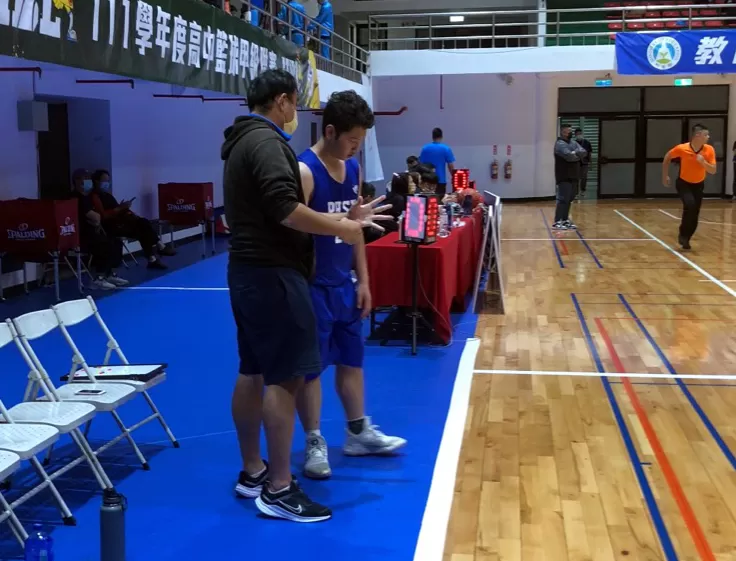 光啟練林柏超只能對板凳席唯一球員面授機宜。