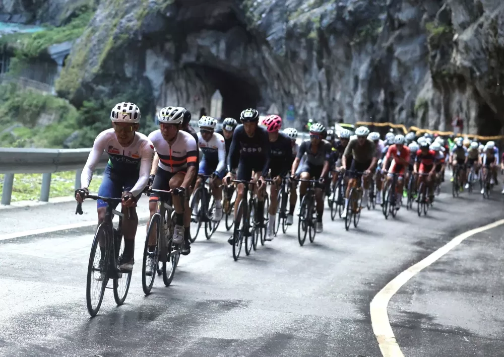 車陣行經燕子口。中華民國自行車騎士協會提供。