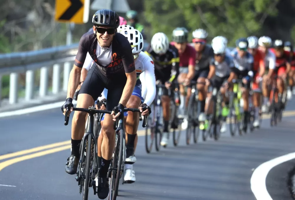 艾伯森(前)。中華民國自行車騎士協會提供。