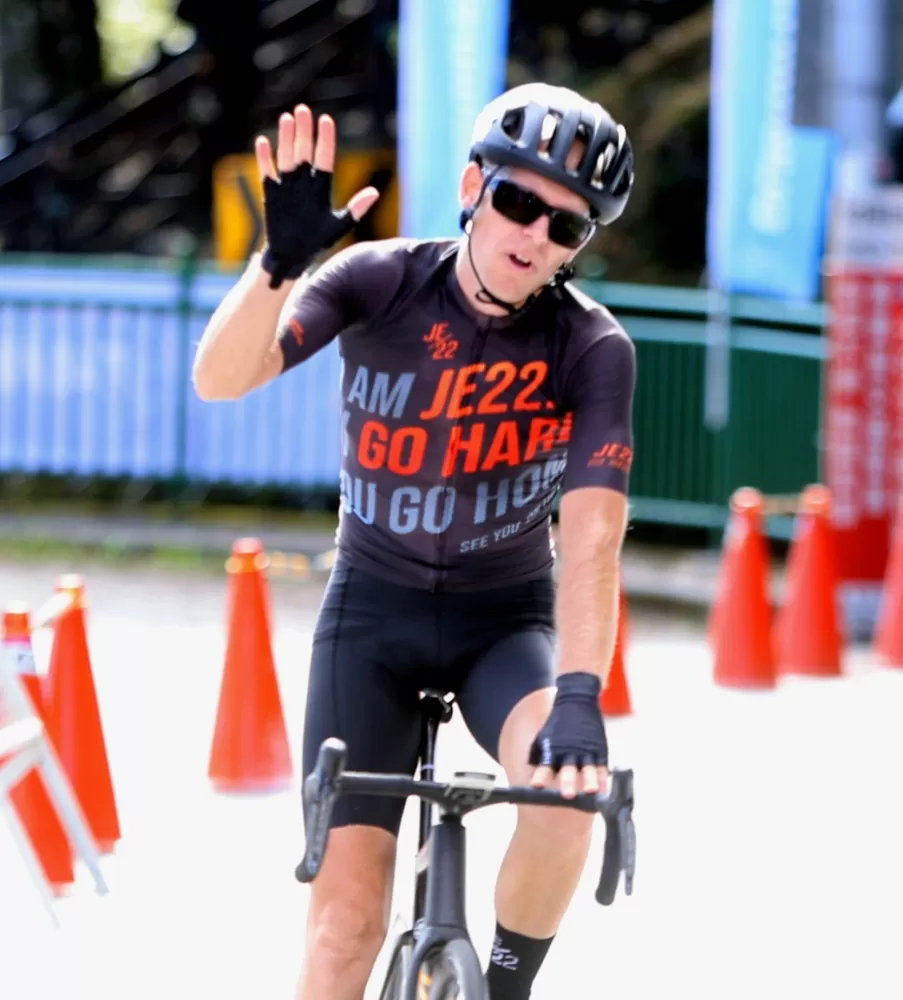 丹麥籍艾伯森第五度榮膺登山王，開心比出「５」的手勢。中華民國自行車騎士協會提供。