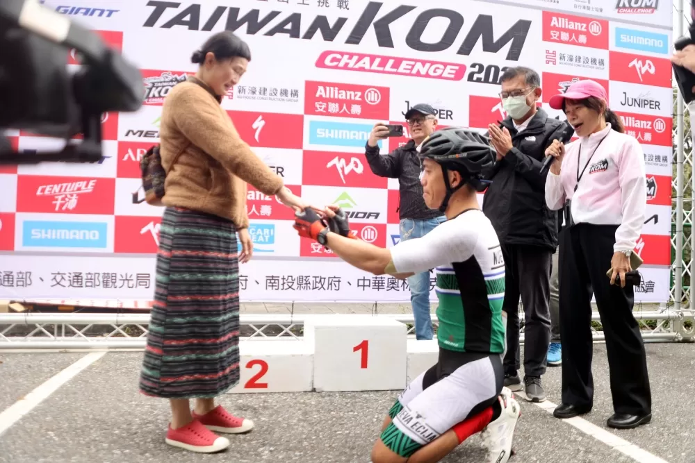 菲律賓Ｒａｙ向女友林欣樺求婚。中華民國自行車騎士協會提供。