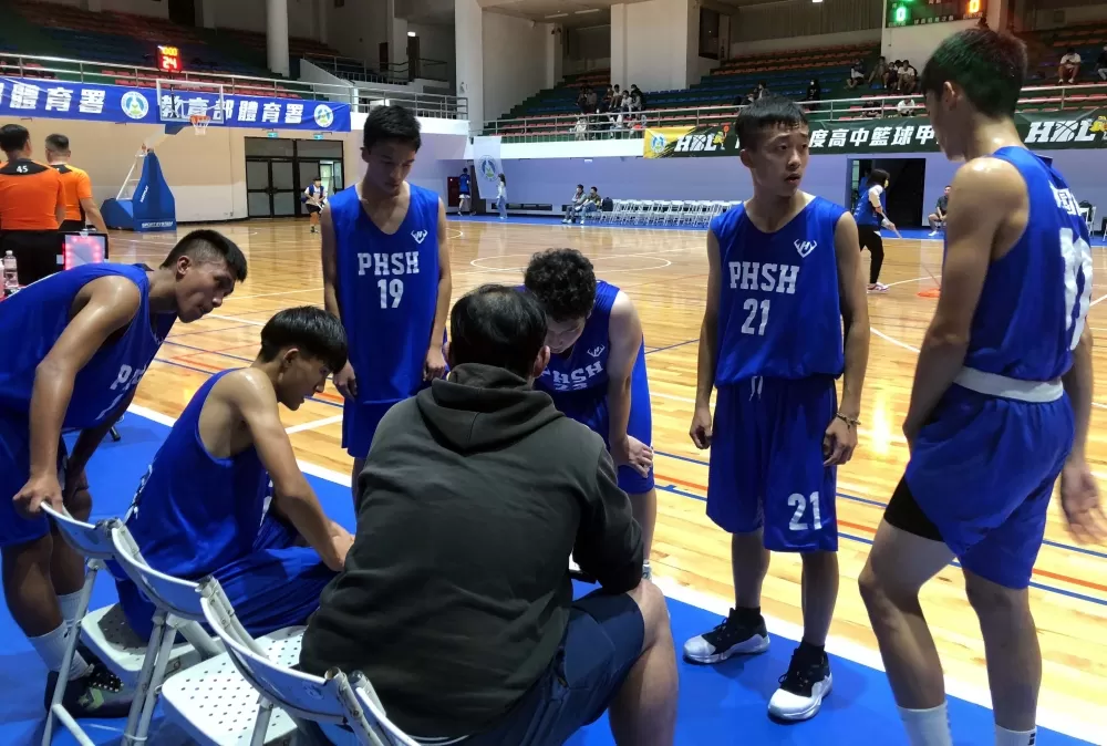 光啟教練林柏超無論怎麼調度，都只有6球員。