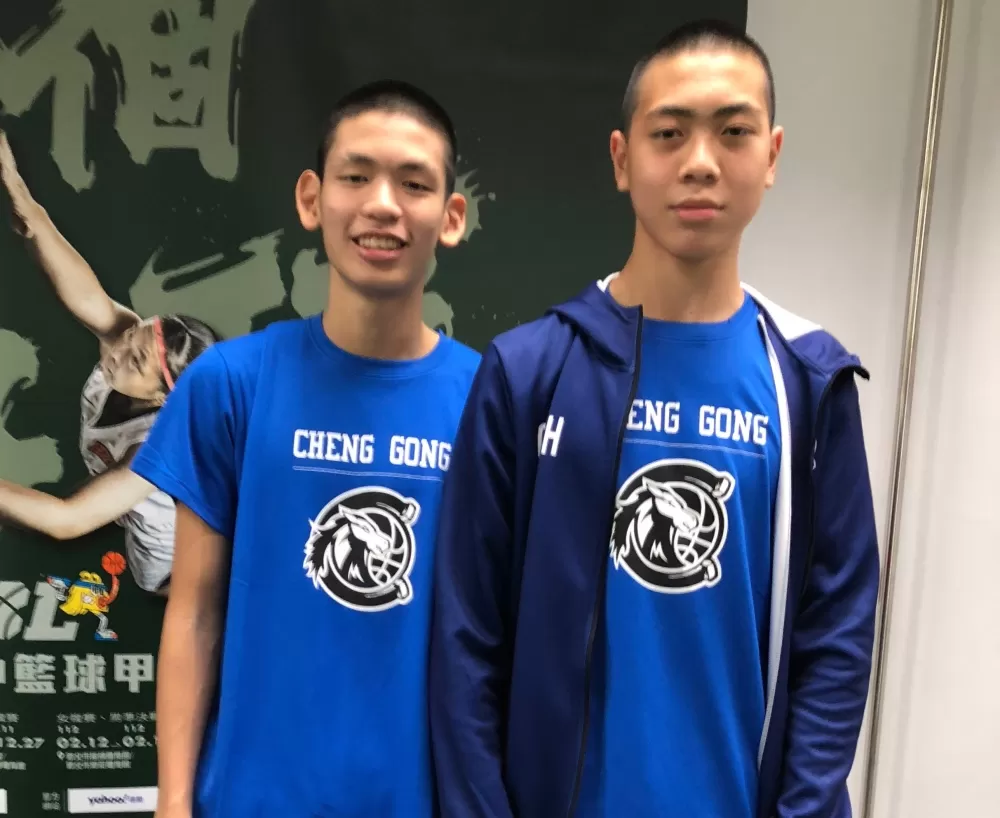 重心刻意偏右的成功「雙斜塔」夏煥紘、黃仕翔。