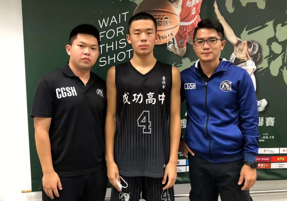 成功高三優質隊長吳承濬,與教練蔡君豪(右)、助教郭修宏。