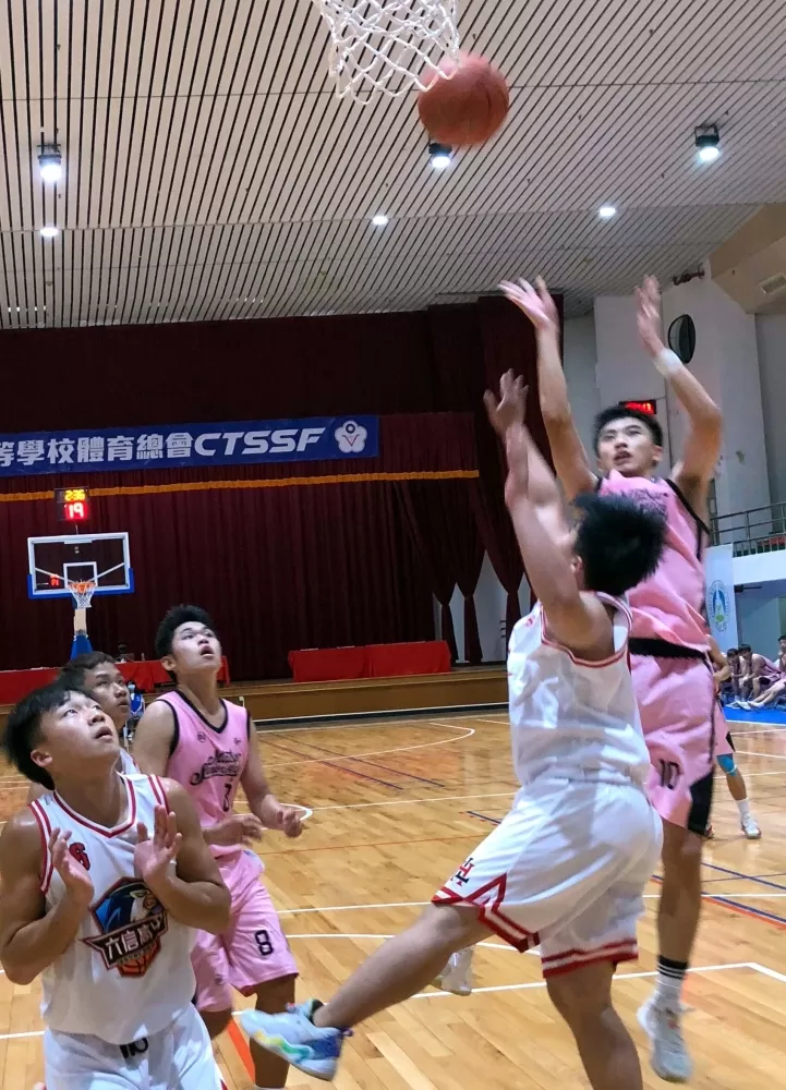 馬祖高中張新康（右）跳投。